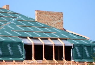 Монтаж изоляционной пленки на крыше дома в Саках 